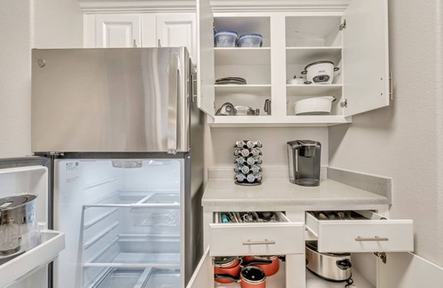 Clearfield Wohnung | Luxury King Beds Pool Gym - Near Hill AFB