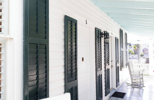 Historic Seaport Hotel | Luxury King Studio - Come Hide