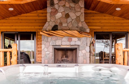 Paris Hütte | Luxury Lake Cottage in Meemo Farm