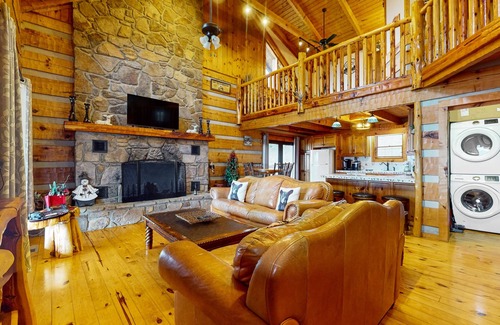Baneberry Kabine | Luxury lakefront cabin with free attraction tickets, fire pit, dock & deck