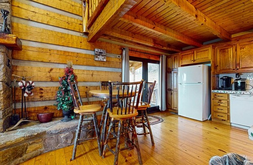 Baneberry Kabine | Luxury lakefront cabin with free attraction tickets, fire pit, dock & deck