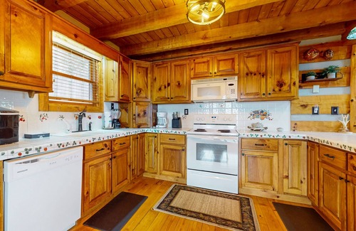 Baneberry Kabine | Luxury lakefront cabin with free attraction tickets, fire pit, dock & deck