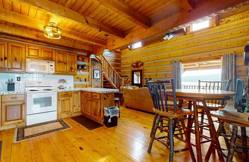 Baneberry Kabine | Luxury lakefront cabin with free attraction tickets, fire pit, dock & deck