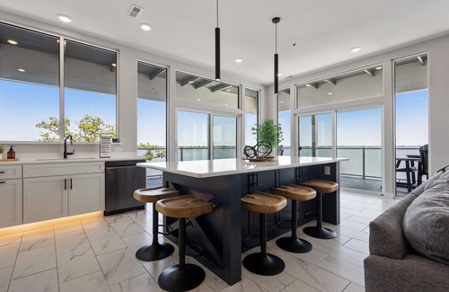 Watertown Eigentumswohnung | Luxury Lakefront Condo w/Private Hot Tub & Sauna