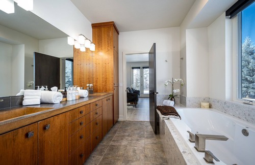 Huntsville Haus | Luxury Lakefront Retreat