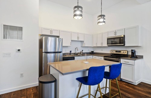 Manchester Wohnung | Luxury Loft with Arched Windows Near Downtown and Stadiums