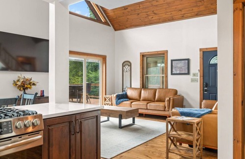 Freetown Wohnung | Luxury Log Cabin Retreat with PRIVATE POOL, Hot Tub & Stocked Lake in the Forest
