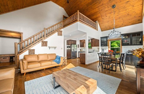 Freetown Wohnung | Luxury Log Cabin Retreat with PRIVATE POOL, Hot Tub & Stocked Lake in the Forest