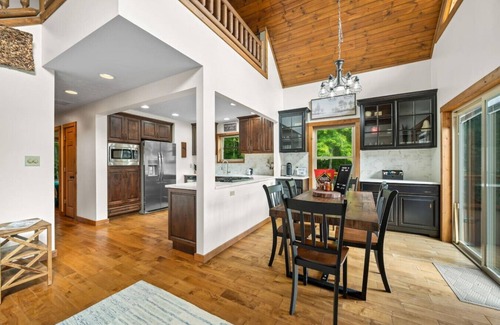 Freetown Wohnung | Luxury Log Cabin Retreat with PRIVATE POOL, Hot Tub & Stocked Lake in the Forest