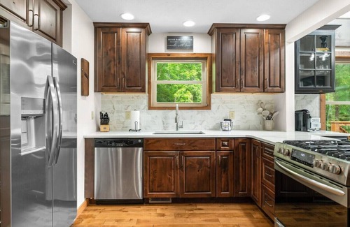 Freetown Wohnung | Luxury Log Cabin Retreat with PRIVATE POOL, Hot Tub & Stocked Lake in the Forest