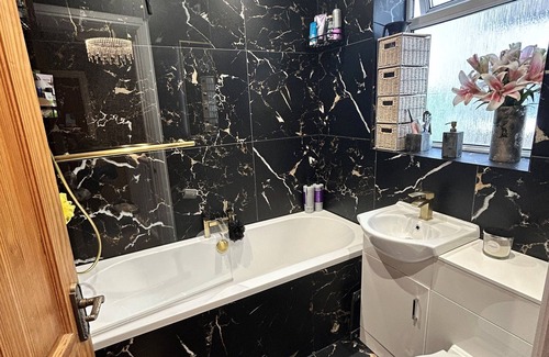 Victoria Park Haus | Luxury Long-stay House in Central Cardiff with Hot Tub