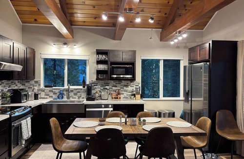 Dorrington Kabine | Luxury meets the mountains! Newly remodeled 3 bedroom cabin! EV Charger!