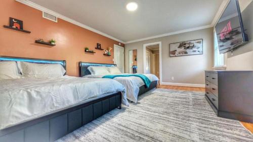 Seminary Hill Haus | Luxury Movie Theater Home 10 mins to Washington DC