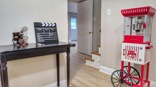 Seminary Hill Haus | Luxury Movie Theater Home 10 mins to Washington DC