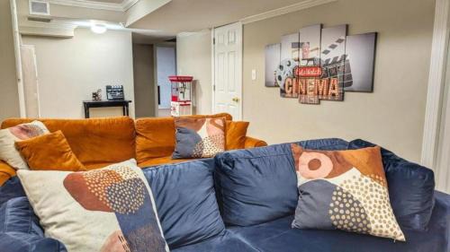 Seminary Hill Haus | Luxury Movie Theater Home 10 mins to Washington DC