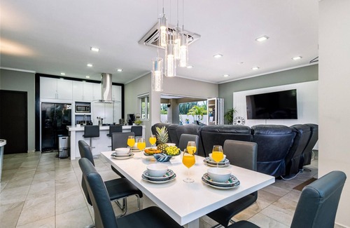 Washington Villa | Luxury & New ~ 5*Location ~ Pool ~ Outdoor Kitchen