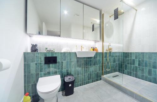The Westside Wohnung | Luxury Nostalgic City Centre Stay with Pool Table, Netflix, Sofa bed, Sleeps 6, Nostalgia Stays