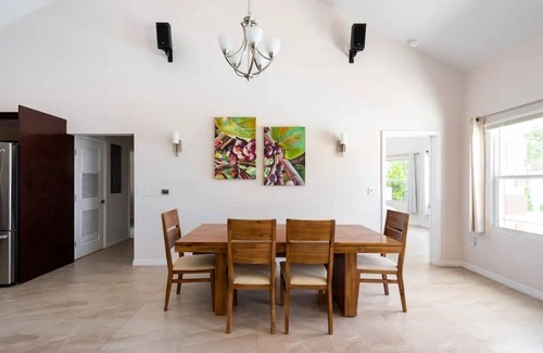 Stake Bay Haus | Barfuß Luxus Villa am Meer, 2 Master Suiten, Pool