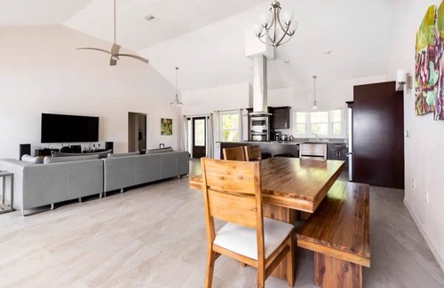 Stake Bay Haus | Barfuß Luxus Villa am Meer, 2 Master Suiten, Pool