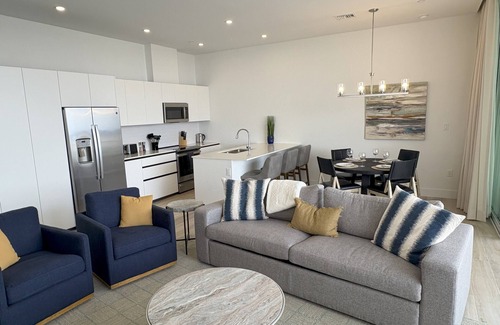 Northwest Point Eigentumswohnung | LUXURY/OVERSIZED - 1 Bed/1.5 Bath near AMAZING SHORE DIVING W/180° Ocean VIEWS