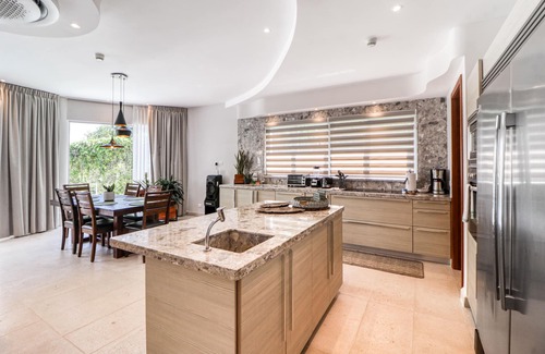 Jaco Eigentumswohnung | Luxury pool-front condo with private hot tub, balcony, fast WiFi - snowbirds OK