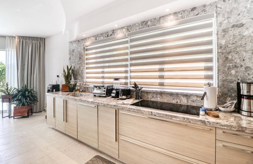 Jaco Eigentumswohnung | Luxury pool-front condo with private hot tub, balcony, fast WiFi - snowbirds OK