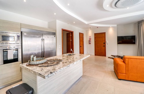 Jaco Eigentumswohnung | Luxury pool-front condo with private hot tub, balcony, fast WiFi - snowbirds OK