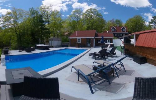 Bucksport Haus | Luxury Poolside Suite with Views + Private Hot Tub