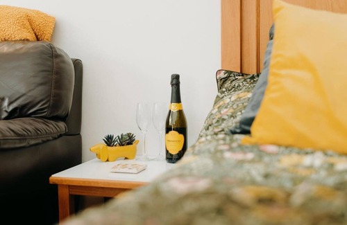 Caldicot Haus | Luxury Private Suite. Super fast Wi-Fi.Parking Private Courtyard Garden.