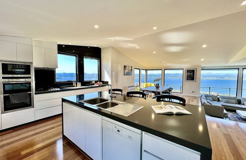 Sandy Bay Haus | Nicholas House - Luxury With River & City Views