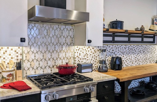 Helena Wohnung | Luxury Rental in Historic Helena. Private Balcony & Parking. Near Clarksdale!