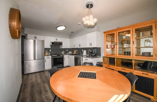 Church Street Haus | LuXuRy Retreat 4 beds mins From downtown&Airport