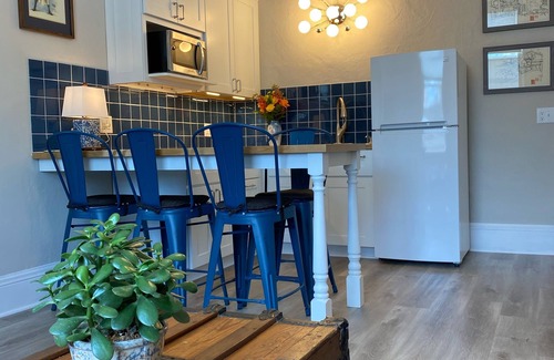 Spring Green Wohnung | Luxury Retreat in Prime Downtown Spring Green Location