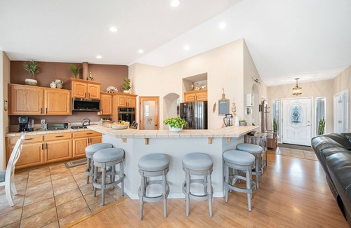 Lyon County Haus | Luxury Retreat near golf, fishing, raceway, UTV great for Large Families,Dogs OK