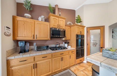 Lyon County Haus | Luxury Retreat near golf, fishing, raceway, UTV great for Large Families,Dogs OK