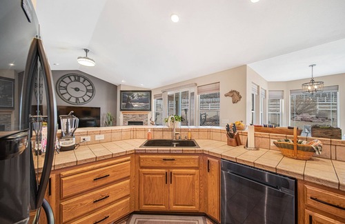 Lyon County Haus | Luxury Retreat near golf, fishing, raceway, UTV great for Large Families,Dogs OK