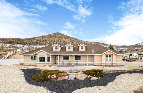 Lyon County Haus | Luxury Retreat near golf, fishing, raceway, UTV great for Large Families,Dogs OK