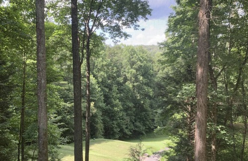 Ellijay Kabine | Luxury Retreat Overlooking the 11th Tee at Whitepath Golf Course in Ellijay