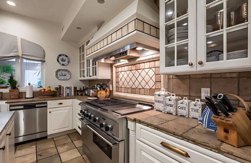 Newton Haus | Luxury Retreat with Pool & Hot Tubs – Perfect Getaway!