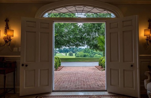 Newton Haus | Luxury Retreat with Pool & Hot Tubs – Perfect Getaway!