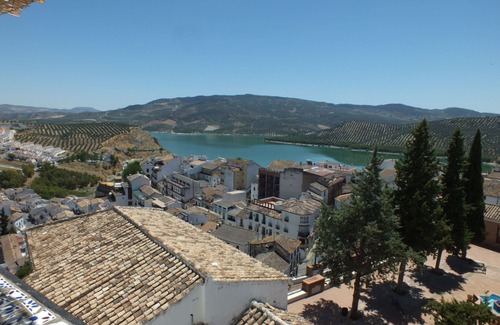 Iznajar Wohnung | Luxury Roof Terrace Apartment With Amazing Views, a chlorine free Pool/hot tub