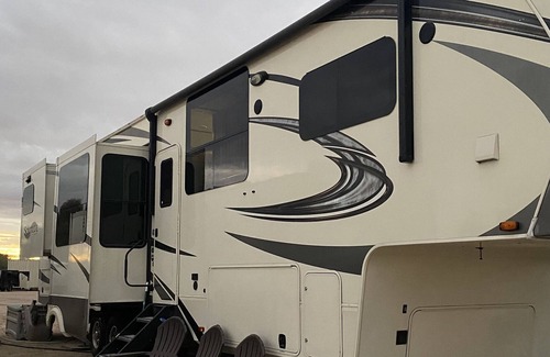 Pinnacle Vista Haus | Luxury RV on working horse ranch