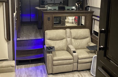 Pinnacle Vista Haus | Luxury RV on working horse ranch