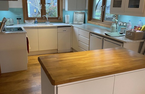 Hopton Kabine | Luxury Scandinavian lodge with HOT TUB situated on golf resort