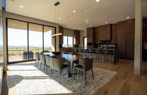 Ivins Haus | Luxury Service 2 Bedrooms - Sleeps 4 – Private Pool - Daily HSK