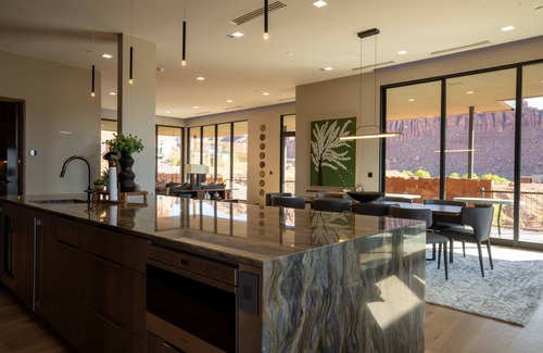 Ivins Haus | Luxury Service 5 Bedrooms - Sleeps 10 – Private Pool - Daily HSK