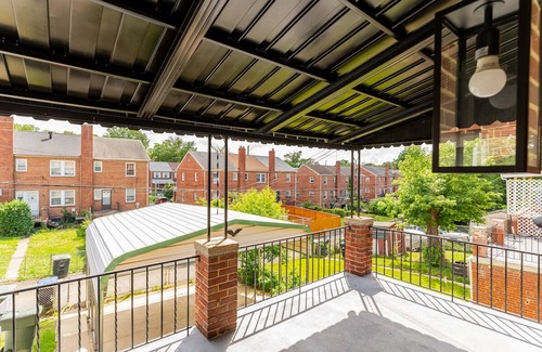 Fairlawn Haus | Luxury spacious charming DC row house + free parking