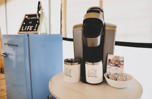 Delta Wohnmobilvermietung | Luxury Spacious Glamping, Lake View, Grill, Pool, Pet Friendly, Swim