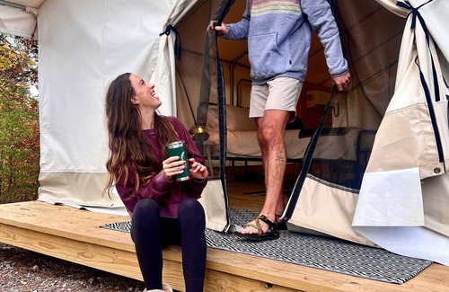 Delta Wohnmobilvermietung | Luxury Spacious Glamping, Lake View, Grill, Pool, Pet Friendly, Swim