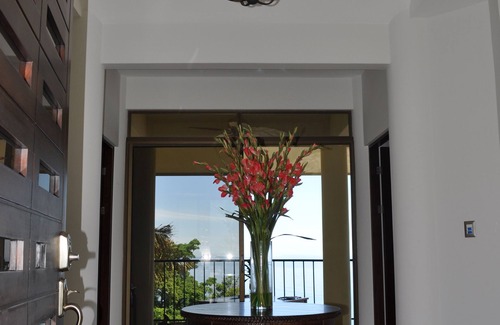 Punta Leona Haus | Luxuriöses Haus auf 2 Ebenen, Infinity-Pool, 5 Gehminuten zum Strand Playa Blanca Nr. 1 in Costa Rica